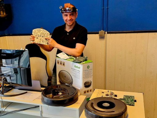 Chico para asistencia a Roomba